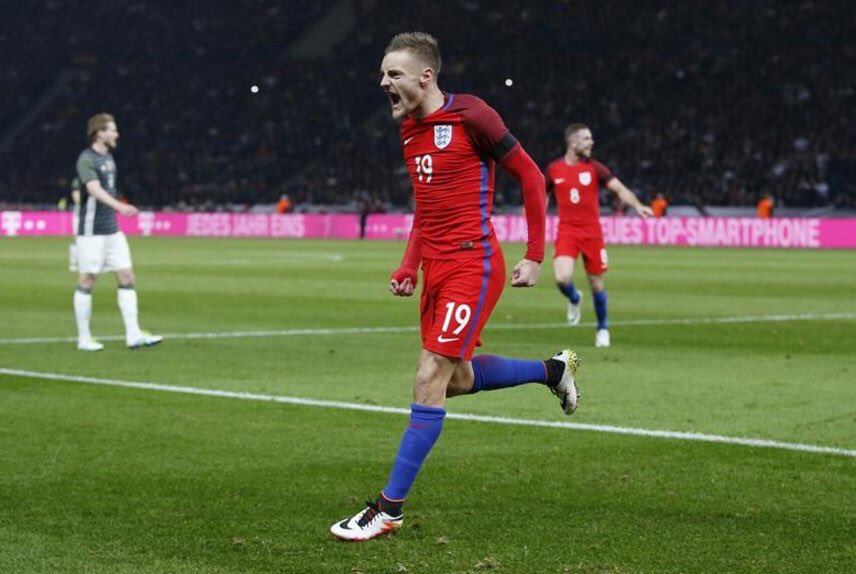 Footbal7Funnys's tweet photo. RETWEET if you think England can win Euro 2016! https://t.co/4GW3geTq5E