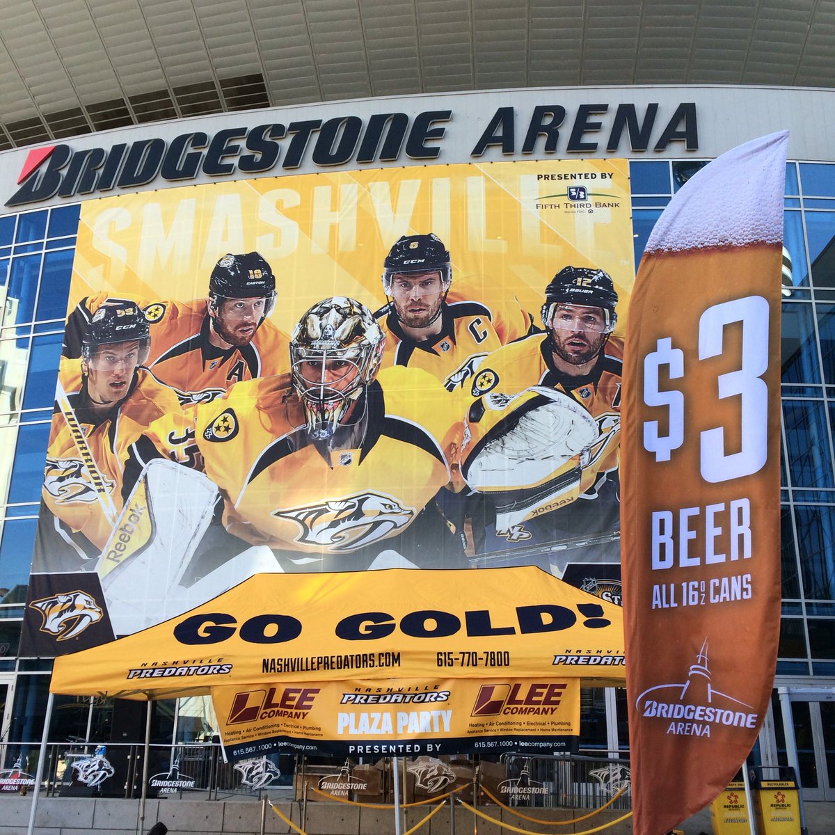 BrdgstoneArena's tweet photo. #Smashville Hockey Tailgate kicks off in 10min. First 1000 people receive a gift! https://t.co/fUSVJDvJ1z