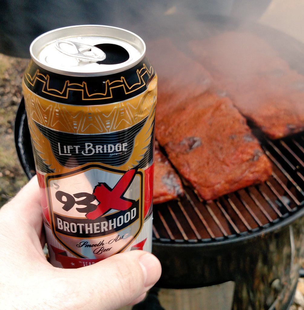 LiftBridgeDan's tweet photo. #smoking ribs w/ @93XRadio #Brotherhood beer. #MNCraftBeer #MNBeer #Lowfill #Brewerylife @LiftBridge @njschwarz https://t.co/yQoKohzCo0