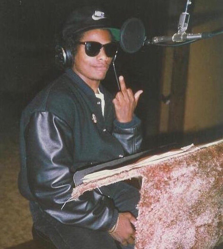 SkoolHiphop's tweet photo. Easy E'den herkese iyi geceler! Dünya'nın en sert Rap grubun efsanesi 21 sene önce bugün vefat etti! #easye #nwa https://t.co/Q8hso7obun