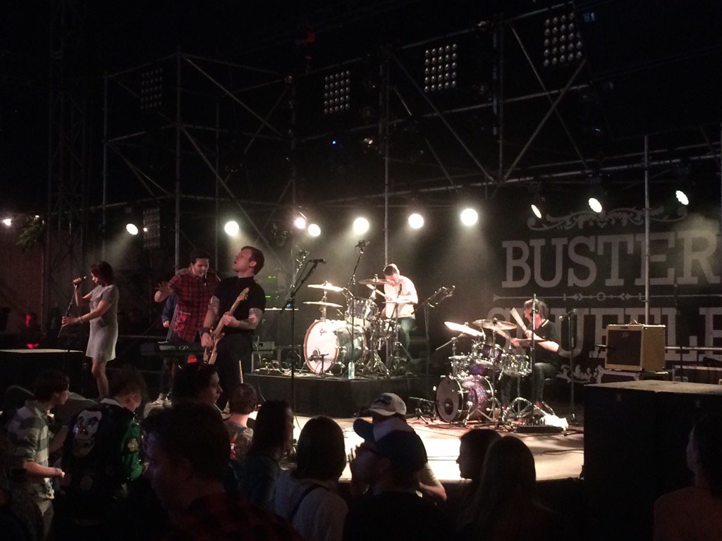 MickyDWolf's tweet photo. #BusterShuffle zet de #Resto of z'n kop! @Paaspop https://t.co/r5DawHy2k6