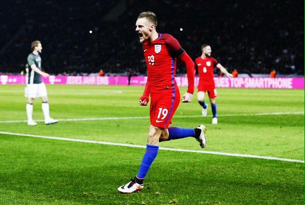 lacarabfutbol_'s tweet photo. 2005: Empleado de fábrica
2011: 5ª división
2012: 3ª división
2015: Premier League
2016: GOL con Inglaterra

VARDY🔥🔝 https://t.co/FaKRet4lv2