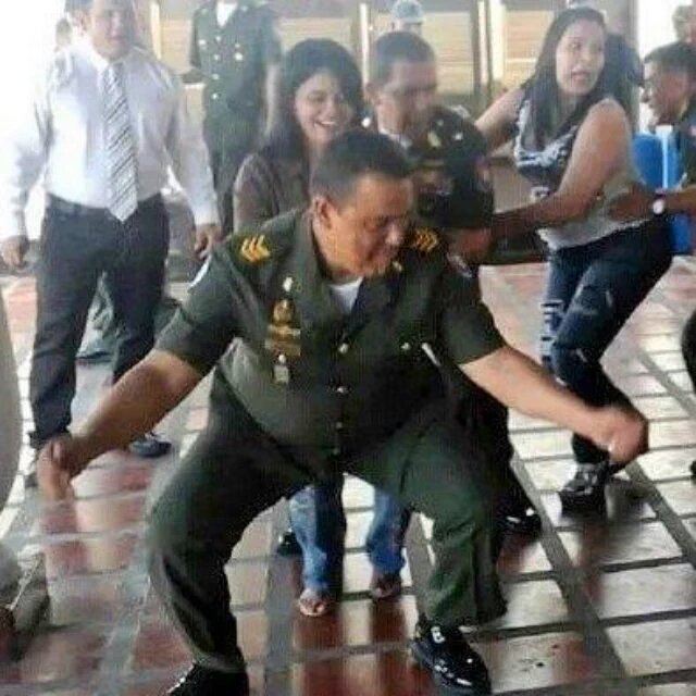 SistemaDefensivoTerritorial - ¿La revolución convirtió a los militares en payasos? - Página 2 Cegk2gUWsAAAFlH