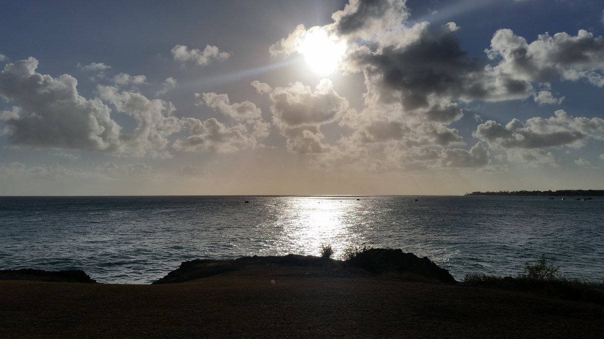 RelaxInCayman's tweet photo. TTHMarketing: RT YellowBirdHotel: Barbados has the most amazing sunsets. Retweet if you agree!! #barbados #yellowb… https://t.co/WjqFGQlioS