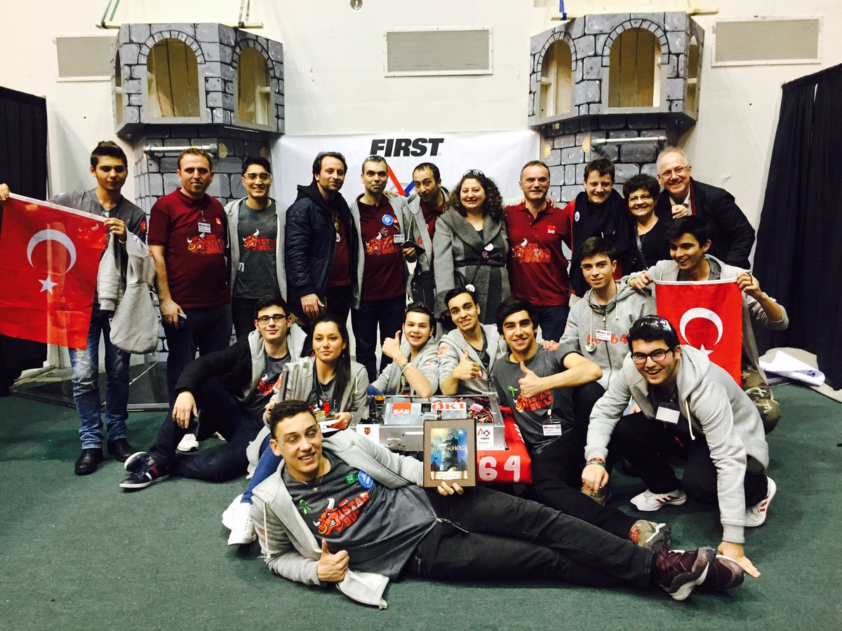 Aile fotoğrafı! Ödülle dönüyoruz! Geçen yıla göre kat kat büyüyerek yolumuza devam ediyoruz.