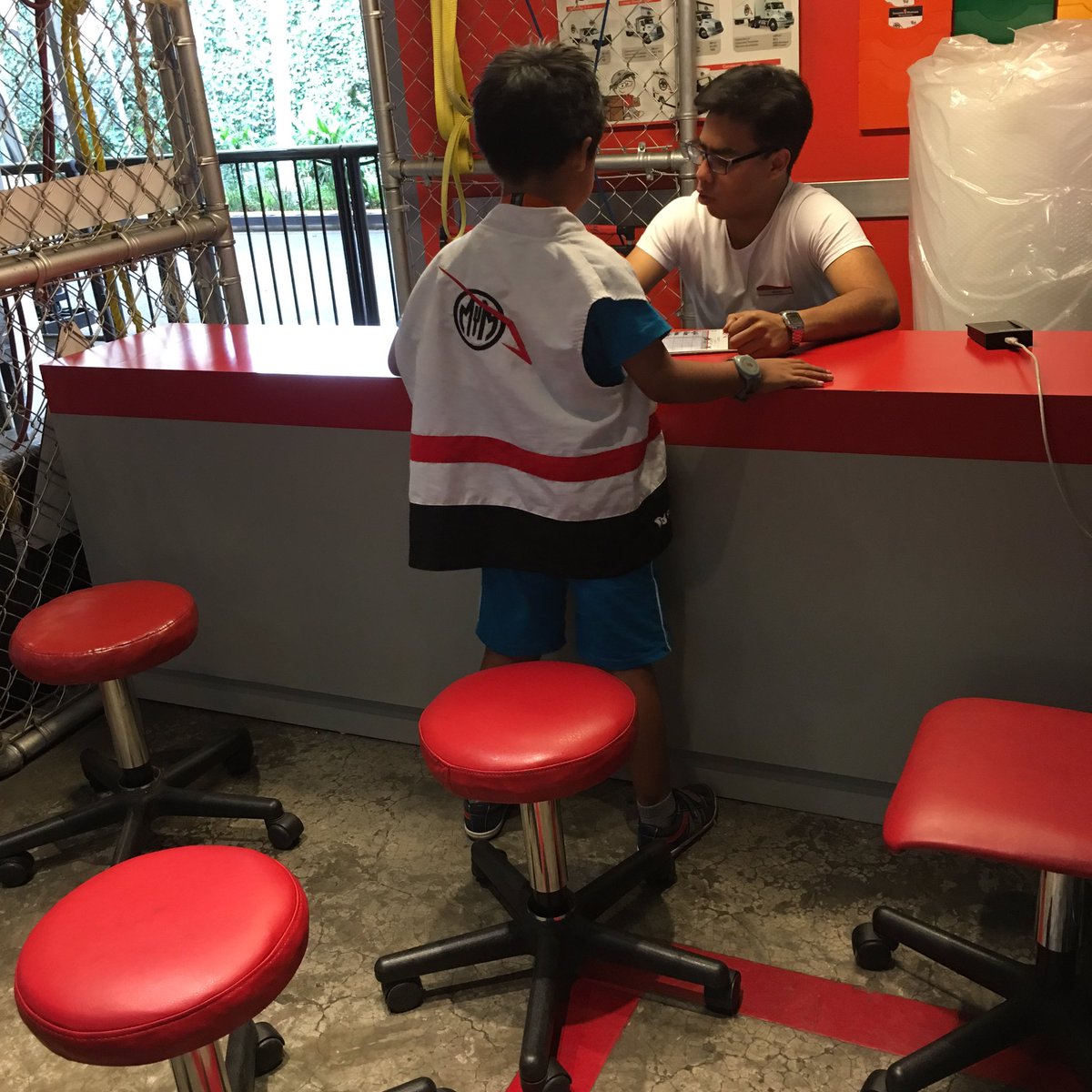 efren_187's tweet photo. En @KidZania donde los papás están más estresados que los niños divertidos jajaja https://t.co/OHyn2n178l