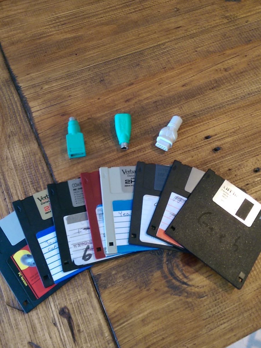 Chris__metz's tweet image. #Techcleanup #oldtech PS2 to com port, USB to PS2 and 3 1/2 inch #floppydisk
