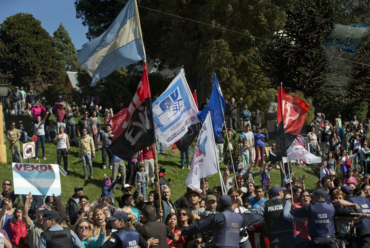 CSAsalazar's tweet photo. #ObamaEnArgentina #ObamaRepudiado #MacriDictador #MACRIPRESIONA #MacriVago #Argentina "lucha por la independencia" https://t.co/Q1nDtZ4q09