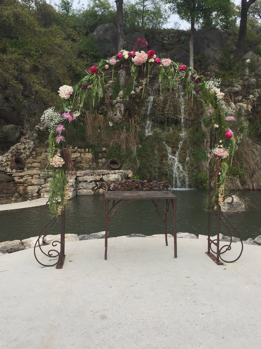 DoubleKnotPhoto's tweet photo. In love with this beautiful arch. Today was the perfect day for a beautiful couple. Congrats Greta &amp; Lucas! https://t.co/8lR9TbOpGS