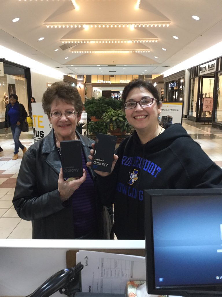 eastview_2's tweet photo. Happy Mother and Daughter switching and saving A TON! From Verizon to their new home at Sprint @SprintMWLS https://t.co/khYzKQSrAQ