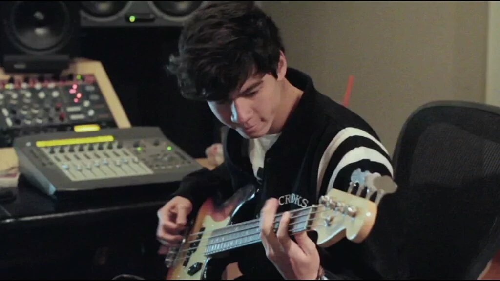 5SOSUPDATESYOU's tweet photo. How many RTs for Calum?

WIN FOR 5SOS 
#5SOSFam #BestFanArmy #iHeartAwards https://t.co/LaypuCV7hi
