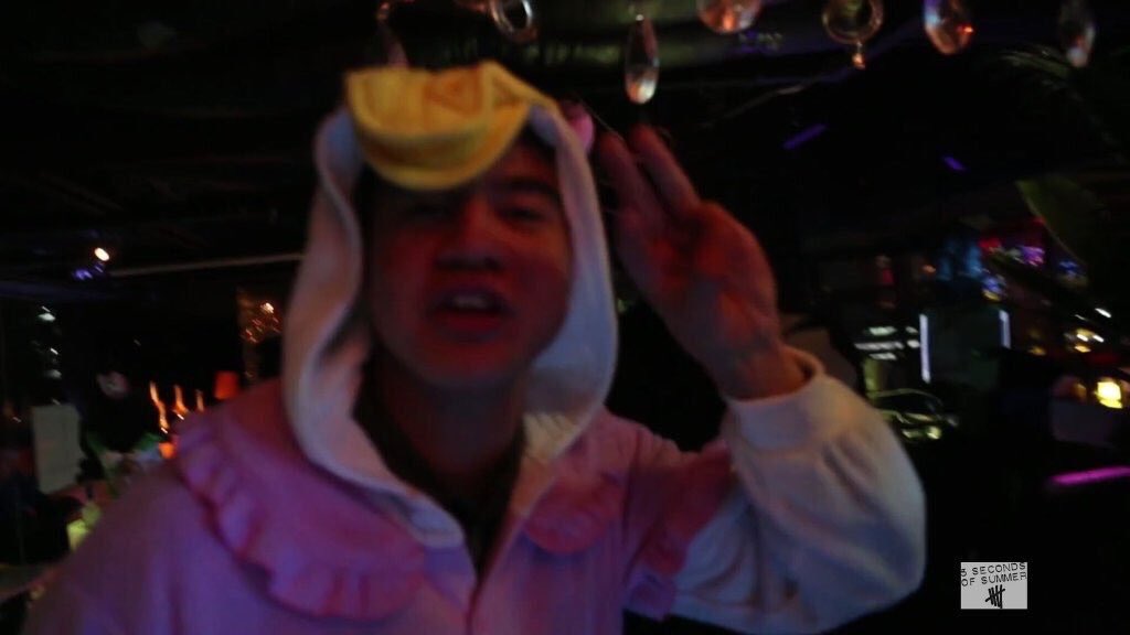 kissyeras's tweet photo. he's the cutest dork in the world and he never fails to put smiles on faces #CalumAppreciation https://t.co/nlCxtL8cQ4