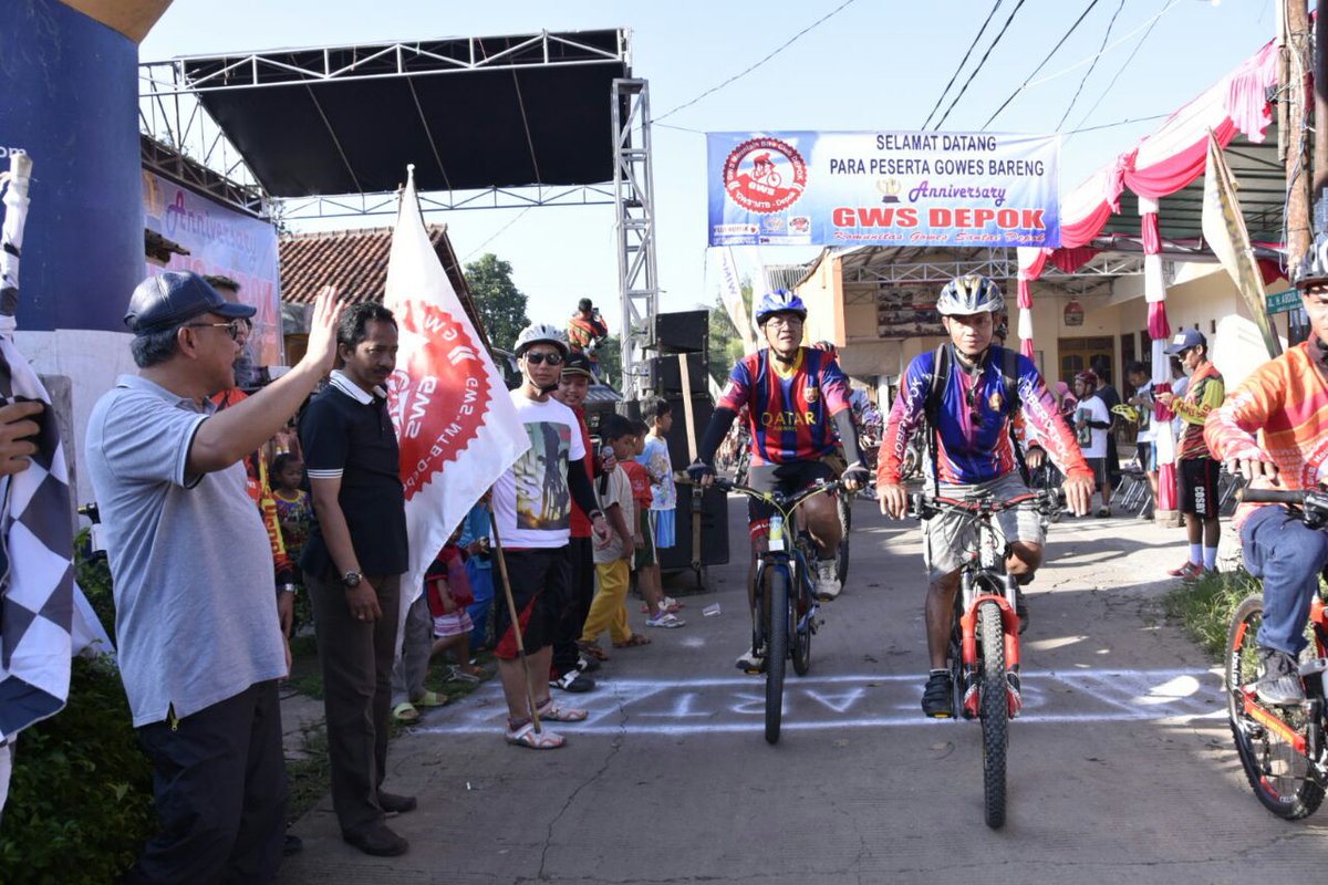 Walikota <a href="/IdrisAShomad/">Mohammad Idris</a> melepas gowes santai depok dlm rangka HUT GWS MTB di Kel Bedahan Sawangan <a href="/Kliping_Depok/">Kliping Depok</a>