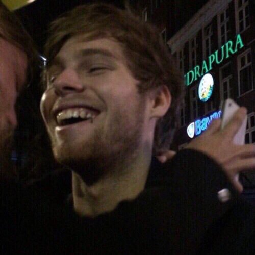 5SOSNoticias's tweet photo. Little sunshine 

#5SOSFam #BestFanArmy #iHeartAwards https://t.co/VvBdUv6gGa