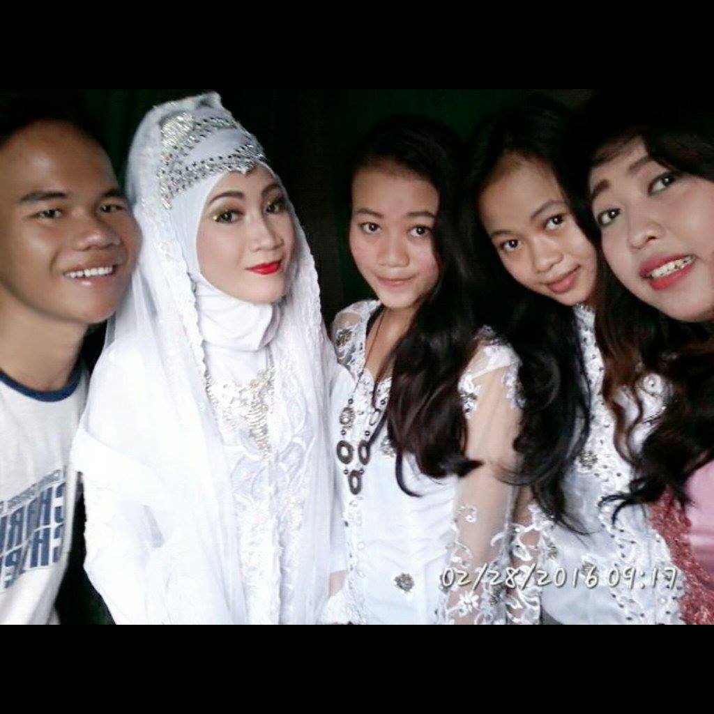 FitrianaMaudy's tweet photo. happy weding sahabat ku moga menjadi keluarga samawah #amin #icha #pinky #perikecil #romi 
#loveyou https://t.co/kMCXSIid1B