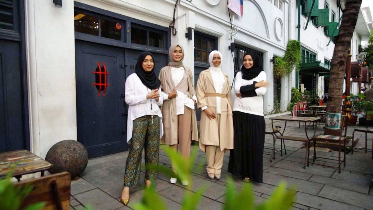 TRANS7's tweet image. Pilih #teamjenahara atau #teamzaskia @DuaHijabT7.