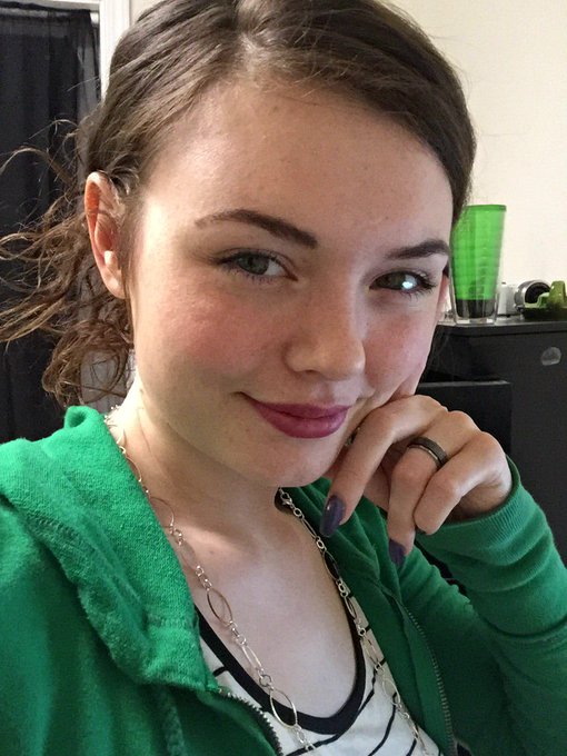 I'm online come hang out with meeee 😙 https://t.co/ZS8d1pxkyO