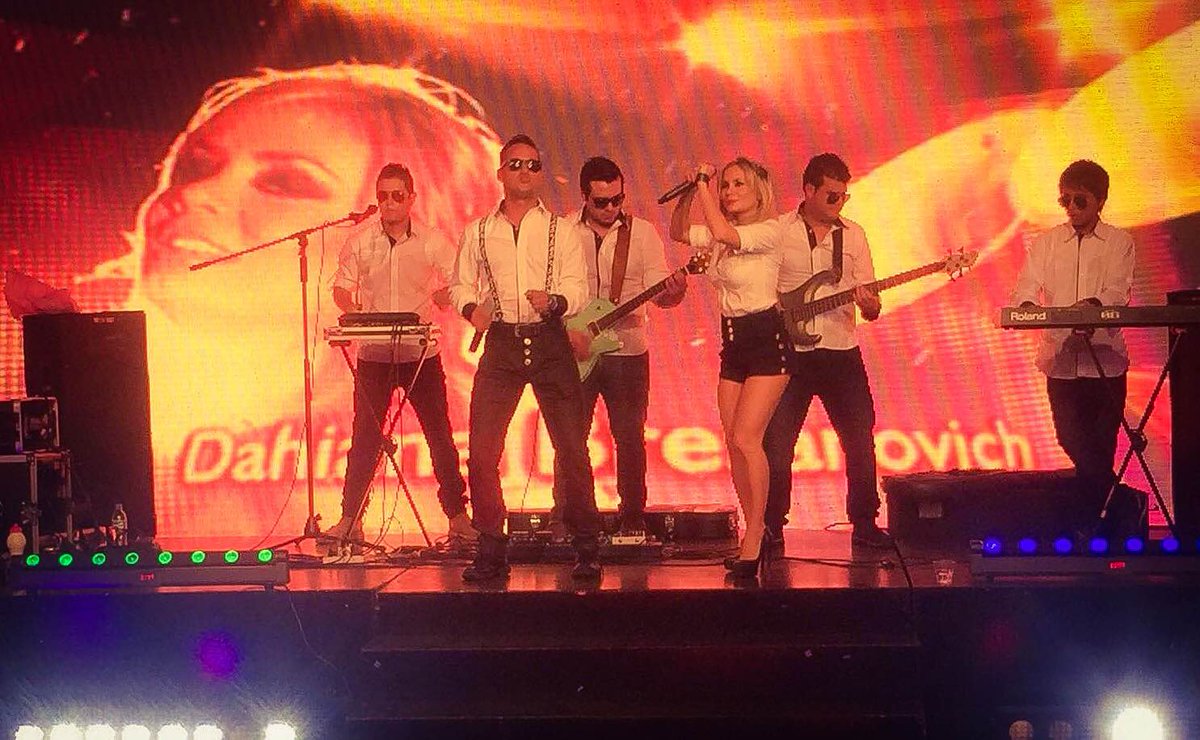 Showdel13's tweet photo. Cerrando una noche de éxitos 🎺🎶🎵 
Dahiana Bresanovich y su cumbiatón💃🎺🎼 https://t.co/MeInENZuMA