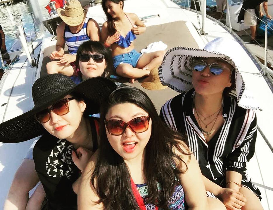 Girls!!!!#girlsontheboat #sailing #loscabos#sunnies#thankyouselfiestick#photobombcouple by verybet2y