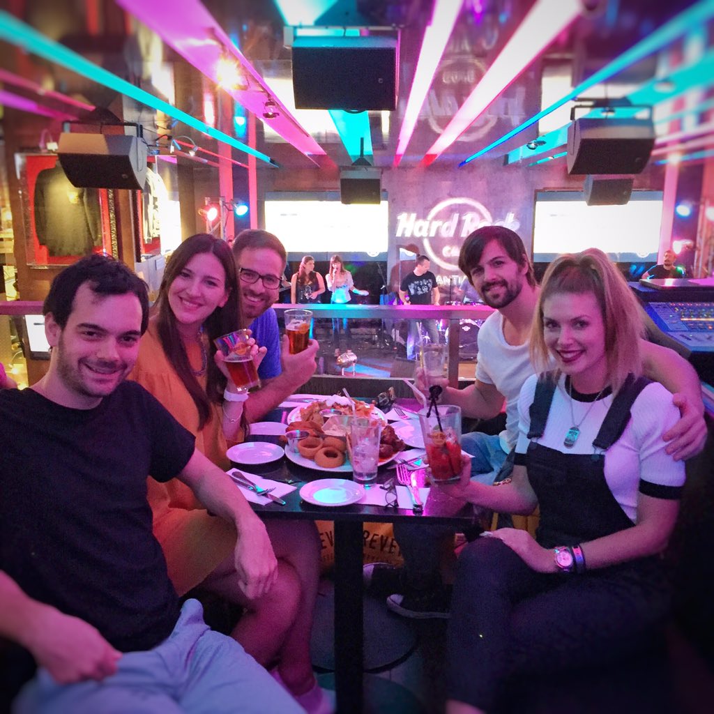 EugenialemosOK's tweet photo. Amo @HardRockChile compartir con amigos, comer rico, escuchar banda en vivo 👉🏼 toda la onda  #cool #thisishardrock https://t.co/EMRXaYdibj