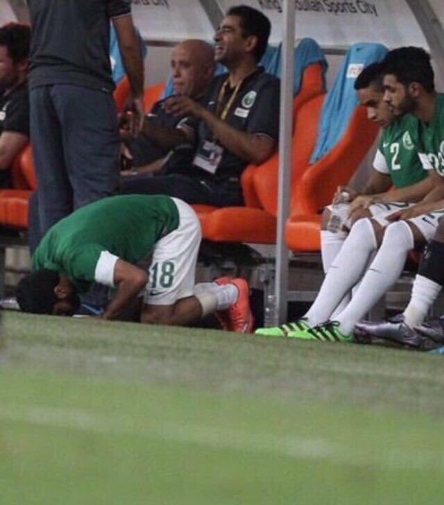 TARIQALNOFAL's tweet photo. بمثل هذا نفخر ... لم يتململ من عدم إشراكه بل احتفل ساجدا شاكرا لما حققه منتخب بلاده #عبدالمجيد_الرويلي https://t.co/eYnHFOtP4Q