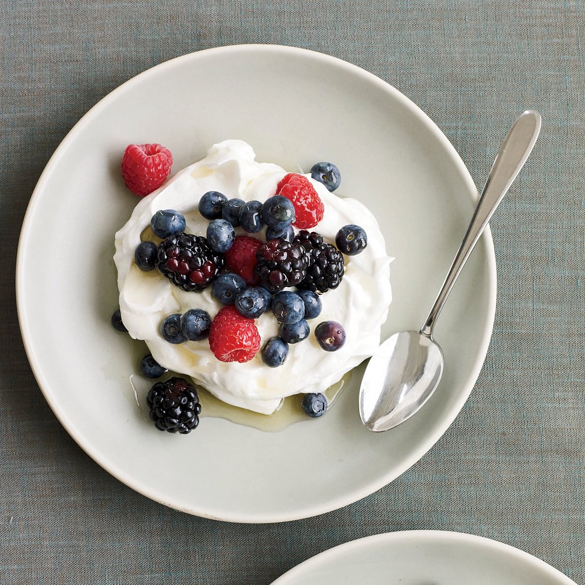 cookvents's tweet photo. Berry-#Yogurt #Pavlovas w/ #Chamomile-#Lavender Syrup #edible #aromatherapy &amp;  #antioxidants https://t.co/WVPp7LXYx1 https://t.co/wK4Xbsm3S8
