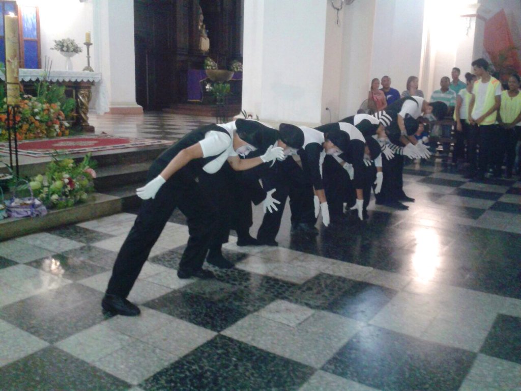 MinistAMORYVIDA's tweet photo. Felices Pascuas de Resurrección! Jesús está Vivo. #SemanaSanta2016 https://t.co/mmTvpUqIC4