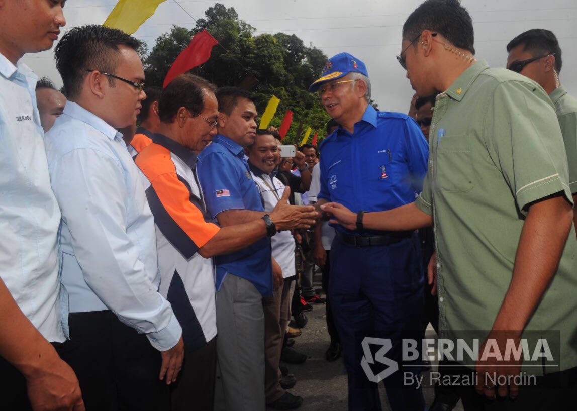 bernamadotcom's tweet photo. PM @NajibRazak disambut penduduk setempat ketika meninjau pembinaan projek jalan raya Kapit-Song hari ini. https://t.co/JPOwFKCLVF