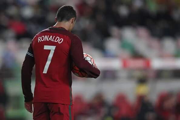 BeritaRMadridCF's tweet photo. AS | Musim ini Cristiano Ronaldo gagal mengeksekusi 3 penalti dari 4 penalti yang dia dapat. https://t.co/QDIS80EqmF