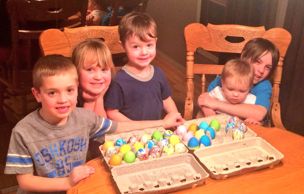 MukkaZing's tweet photo. Easter egg decorating at #Mukkastyle house with the #Spencer #families #2016 https://t.co/G67W5rrOn9
