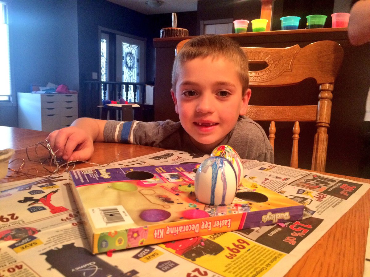 MukkaZing's tweet photo. Easter egg decorating at #Mukkastyle house with the #Spencer #families #2016 https://t.co/G67W5rrOn9