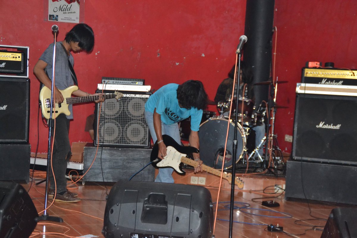 Penampilan aktratif dari <a href="/theminirock_tmr/">™ROCK</a> dengan musik rockabilly menggebrak Coffe Jam's Fillas Studio!!! 👏👏👏
