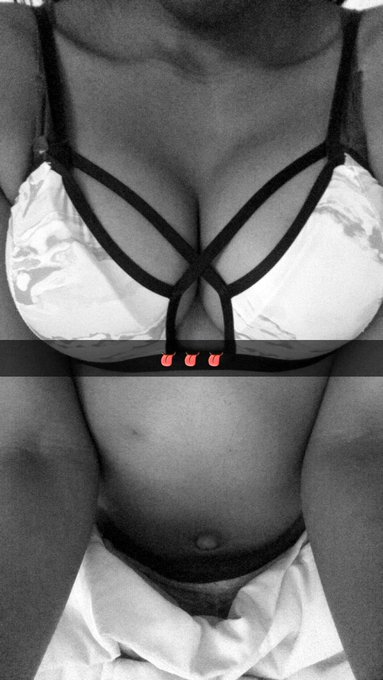 Cum play w/ my boobs ? https://t.co/ua1PIHOdLe