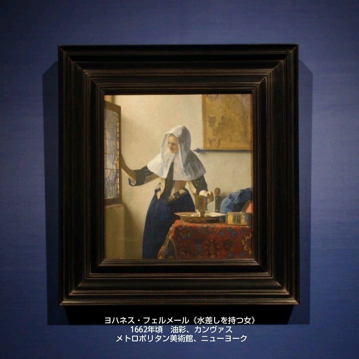 フェルメールとレンブラント展 東京 No Twitter 48 洗面器 水差し 画面右端には開いた宝箱から真珠のネックレスが覗いています 朝の身支度でしょうか 女性は今まさに窓を開けている所で 画面左からは柔らかな光が差しています フェルメールは 日常の一瞬を
