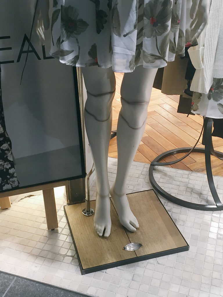 天神地下街 公式 Twitterren 写真は ココディール に今日まで展示中の九州初上陸のクリエイティブマネキン オランダのデザイナーが日本のフィギアをイメージして作られたもので 関節までフィギアに似せてあります 天神地下街 てんちかfwf Fwf てんちか