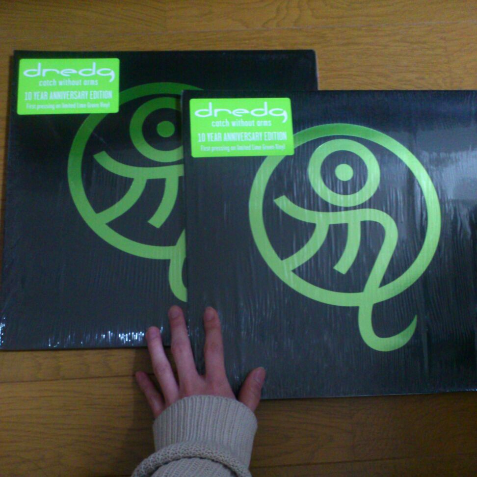 darkclots's tweet photo. Catch Without Armsアナログ届いたよ！！！！！！！

アナログプレイヤーもってないけどいいの、ひとつは開けて眺めて楽しむ用。もうひとつは保存用。 #dredg #catchwithoutarms @dredg https://t.co/9Bi7u64uEa