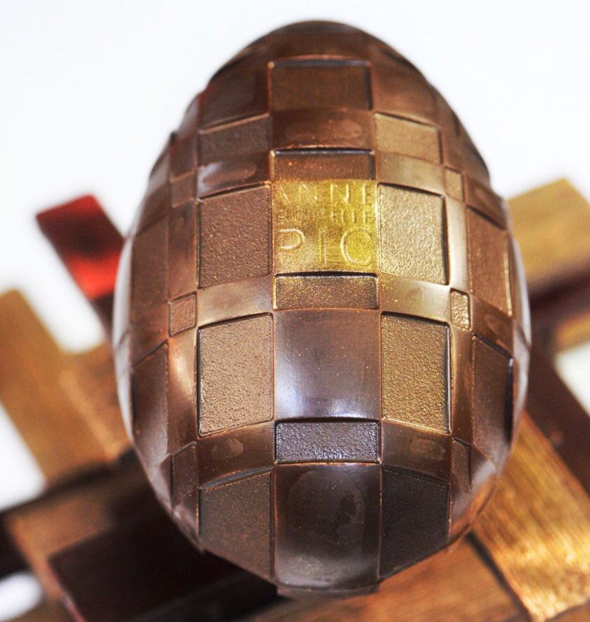 Chocolat_monde's tweet photo. Je vous présente l'œuf réalisé par @AnneSophiePic
#Easter #chocolat
Je vous souhaite une joyeuse fête de #paques ! https://t.co/OVnsuDESsH