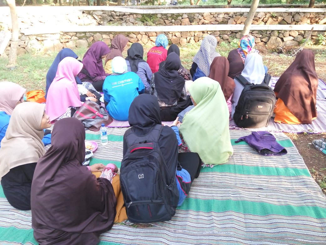 Ksikamu's tweet photo. Bismillah..
Temu pengurus Ksikamu 2016 dan silaturrahim dengan alumni Ksikamu di TRK FSM. https://t.co/RX2VGXnXQe