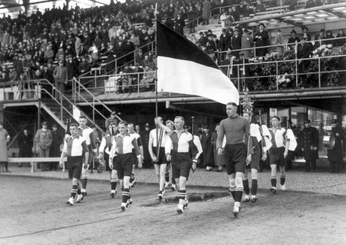 Staantribune's tweet photo. Vandaag 79 jaar geleden werd Stadion Feijenoord geopend met  #Feyenoord - #Beerschot (5-2). Gefeliciteerd, @DeKuip! https://t.co/J46DbMOhb3