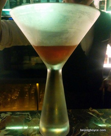 beijingboyce's tweet photo. Tried Q Bar's new happy hour on Friday. Buy 1, get 1 = 2 martinis for rmb50. Nice Alfonso Special, too. #WeekendsToo https://t.co/j2iXvW3ELw