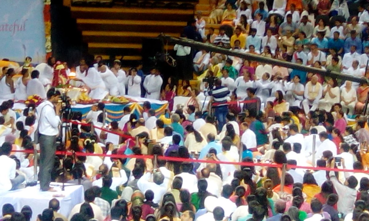 VaibhavNegi85's tweet photo. Rudrapuja n volunteer meet with gurudev @SriSri earlier today #wcffever #SriSriIndiasPride #WCF2016 #wcfmoments https://t.co/rd3RwxP50r