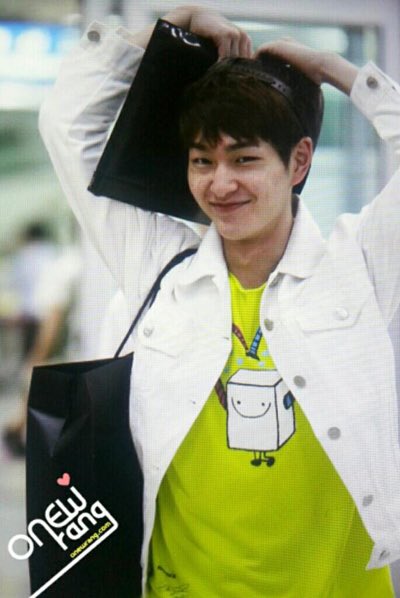 jonjonkim1's tweet photo. 豆腐のTシャツを着て空港に現れたオニュ！
オニュはTwitterに「豆腐（オニュのこと）を表現」って書いてたけど、自分で自分のことを豆腐って言ってるだけで私は萌えました←
しかもそれは見て笑ってるジョンが…☺️💗💗 https://t.co/w6go9y0F1T