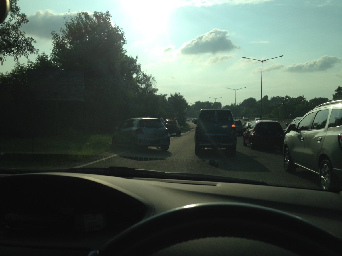 rizalikusuma's tweet photo. Kalo ada yg accident please jgn ditontonin lama-lama,bikin macet... https://t.co/lU92ZuwmZQ