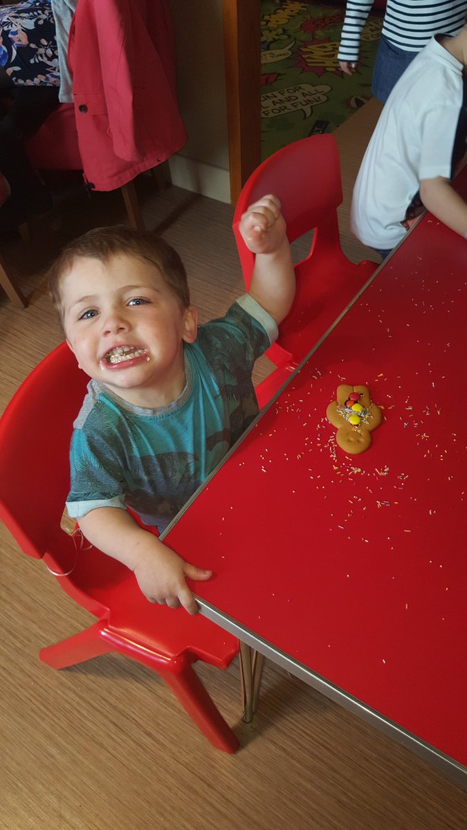 Little ones loving decorating the gingerbread men at Cepen park <a href="/SpencerGraydon/">Spencer Graydon</a> @SouthWalesBF