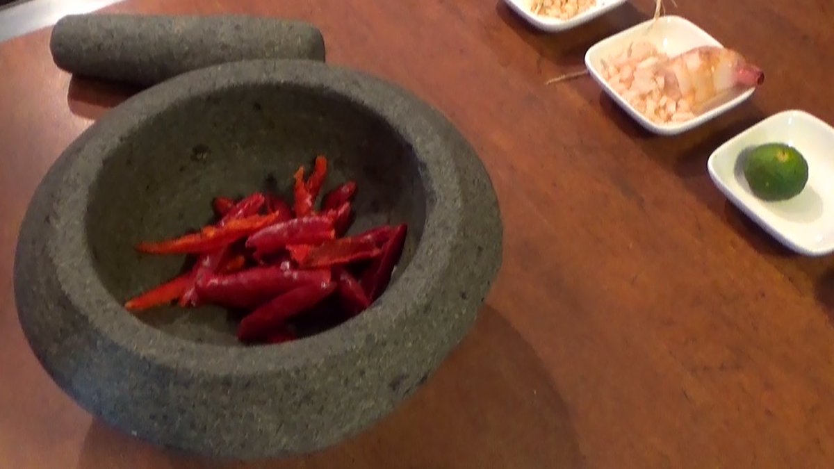 Greg made traditional Thai red curry paste:
youtu.be/qOKmvd55cO0