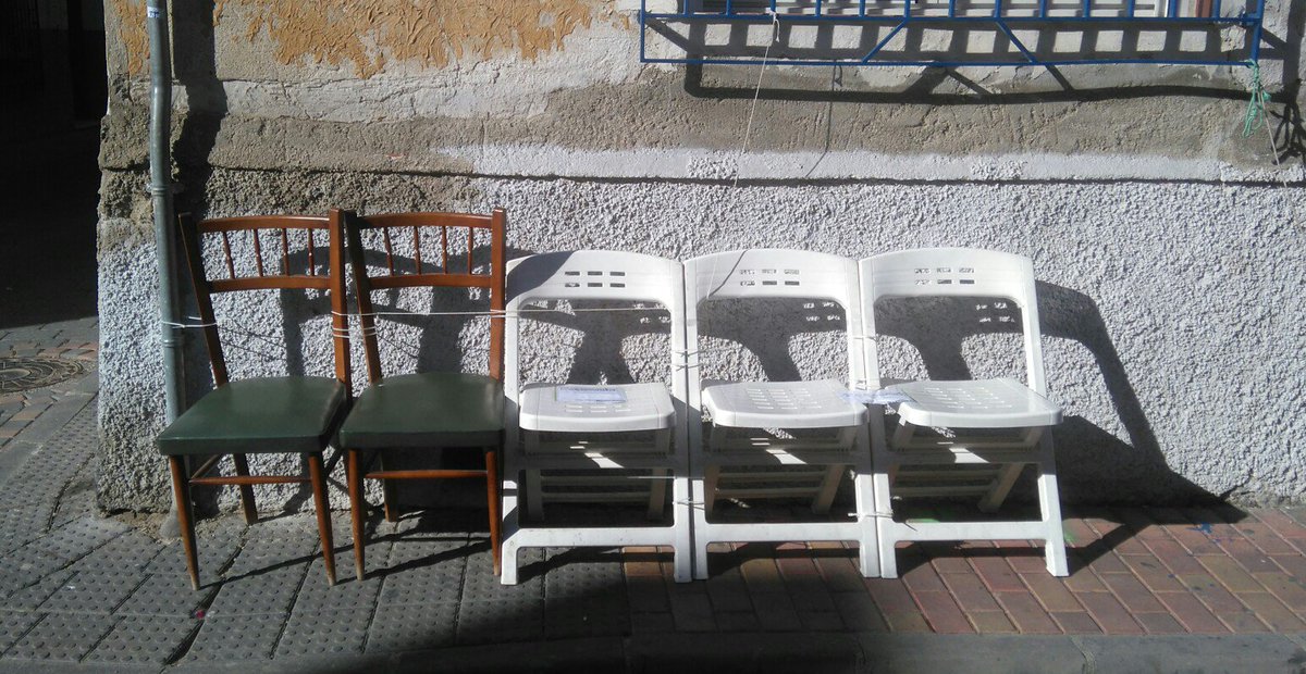 traductormurcia's tweet photo. Mi calle figura en el itinerario del cortejo religioso.

Acha, ¿te saco una sillica a la puerta pá ver la procesión? https://t.co/ZAV43YpoST