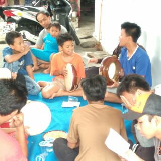 AlMasyhad's tweet photo. Al-Masyhad mengajarkan Hadroh kepada remaja, dengan di dukungan dari @PemudaMNM https://t.co/bs523fzT3H