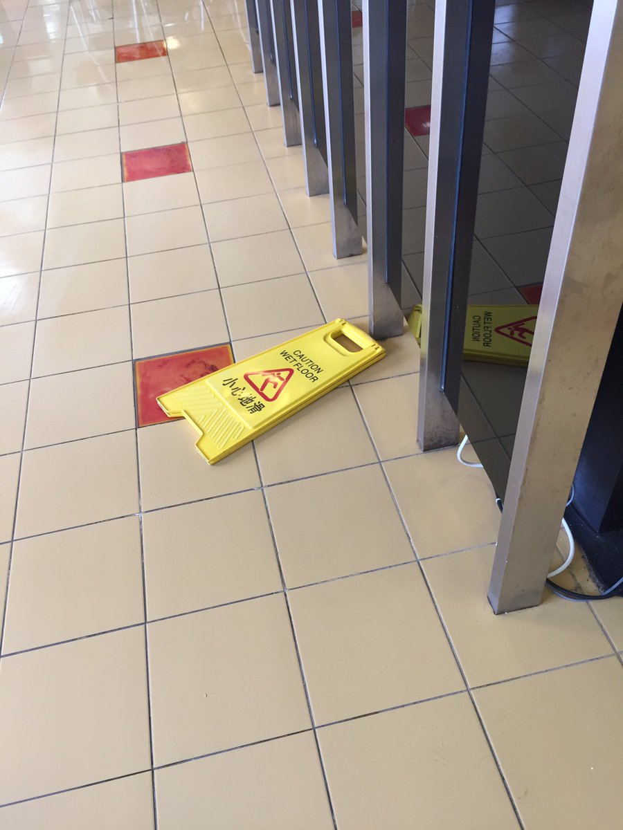 MomomoGyoza's tweet image. 警示牌竟不慎滑倒