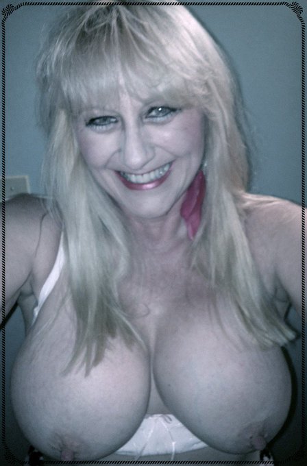 Happy Easter 2 all my fans & followers! Kisses on #SexySunday! #MILF #Hotwife #SexySlut #BBCLover #Love2GiveHead