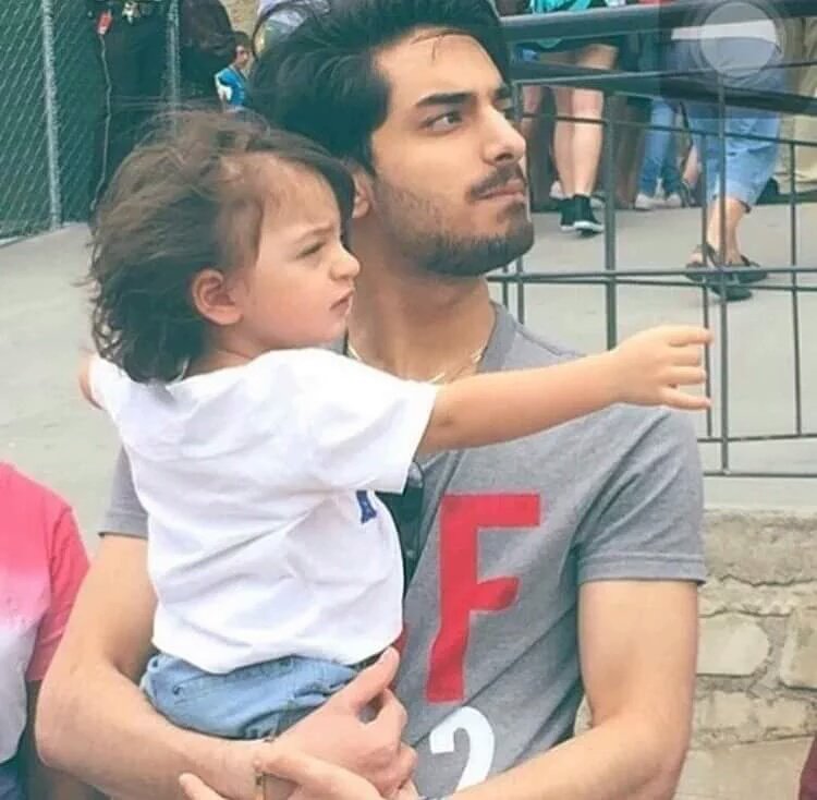raashiirai's tweet photo. @iamsrk who is this with AbRam ? https://t.co/1IJEJajwSY